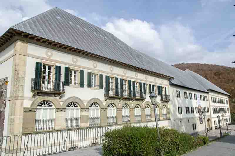 Reyno de Navarra - Orreaga-Roncesvalles 11 - casa prioral.jpg